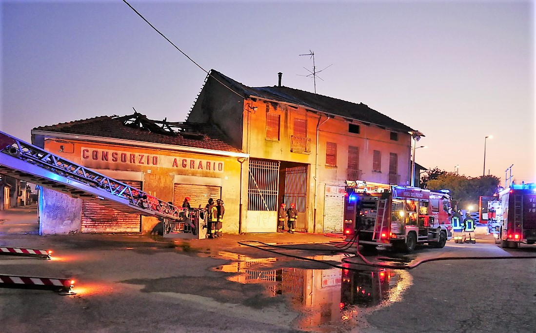 TRONZANO – A fuoco i locali dell’ex Consorzio Agrario –