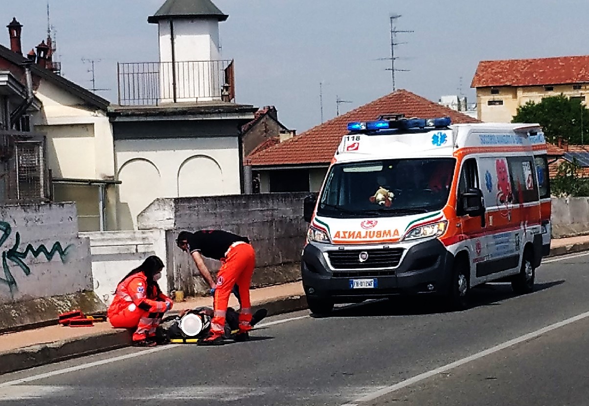 VERCELLI CAVALCAVIA – Anziano colto da malore, arriva il 118