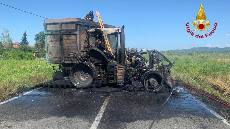 FONTANETTO PO/CRESCENTINO – Trattore agricolo in fiamme