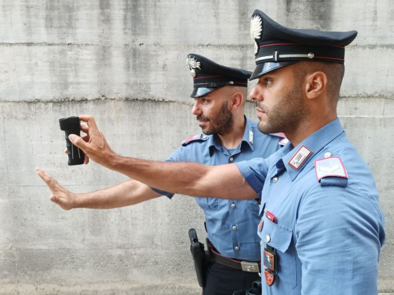 SERRAVALLE SESIA – Ubriaco minaccia i Carabinieri con due coltelli