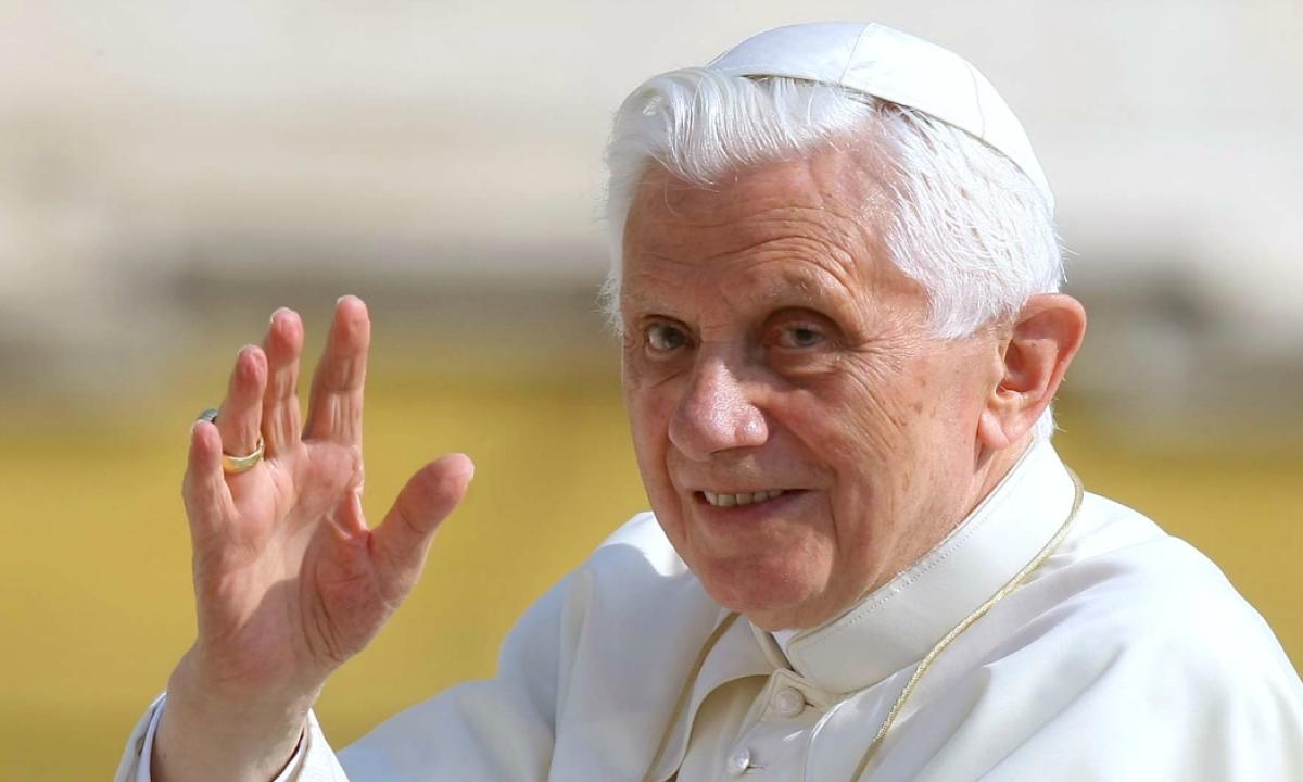 IL POPOLO DI DIO PIANGE BENEDETTO XVI – Il Papa Emerito scomparso stamane alle 9,34