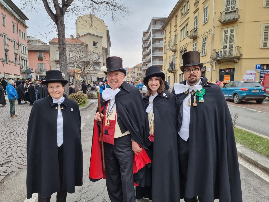 CARNEVALE DI BORGOSESIA – E’ TEMPO DI MERCU SCUROT – La fotogallery di 154 foto e il video della giornata