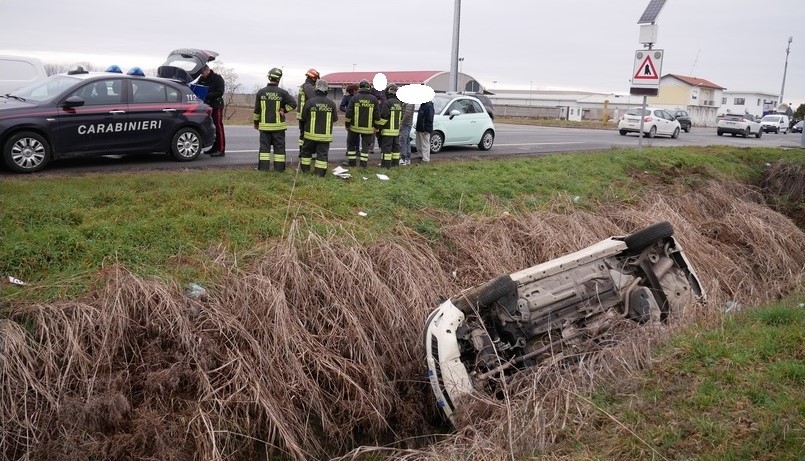 VERCELLI VIA TRINO – Collisione tra due auto, una finisce nel fosso – Tre feriti