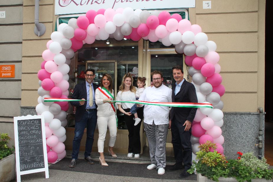 VERCELLI – La festosa inaugurazione della Pasticceria “Renzi”