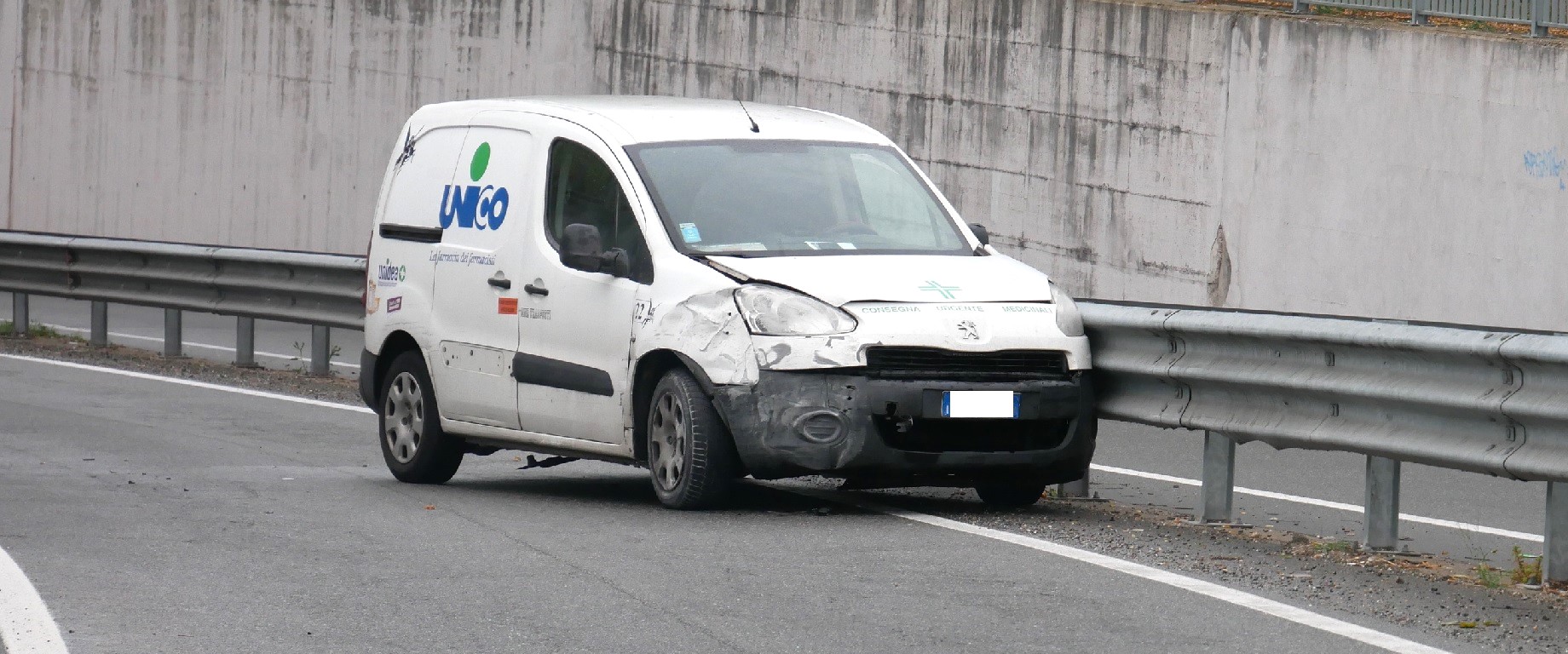 VERCELLI VIALE TORRICELLI – Furgone adibito al trasporto di medicinali finisce contro il guard rail