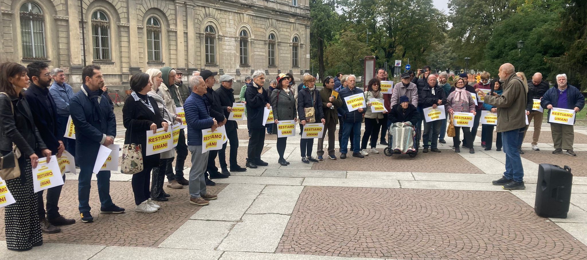 VERCELLI – I profughi costretti a bivaccare in Piazza Mazzini, “segno di contraddizione”