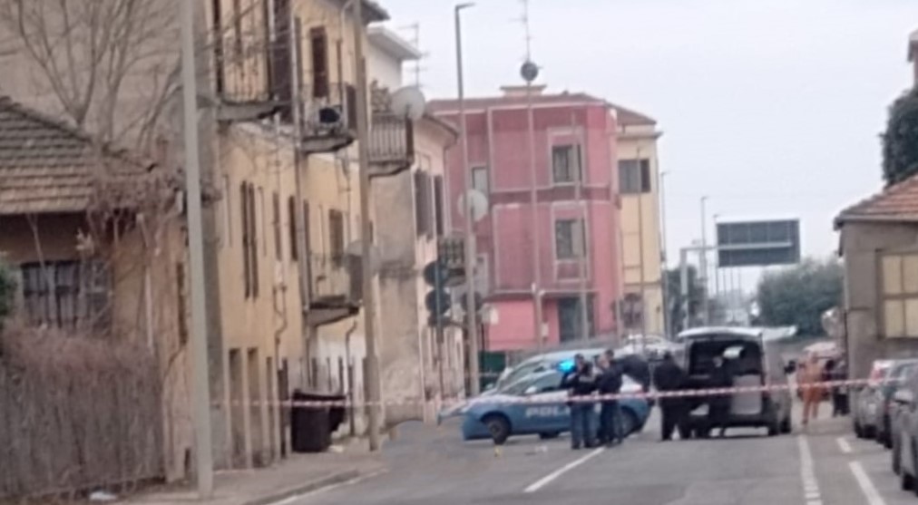 VERCELLI VIA CARDANO – Cade dal secondo piano e muore