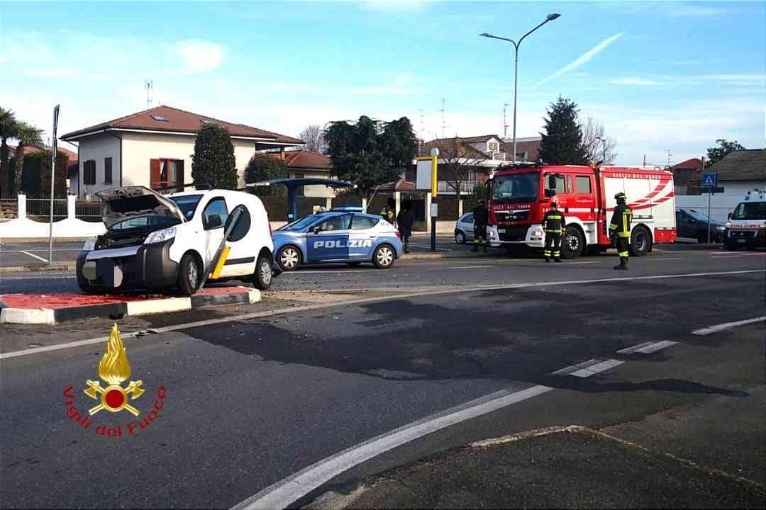CARESANABLOT – Incidente stradale in via Aldo Moro