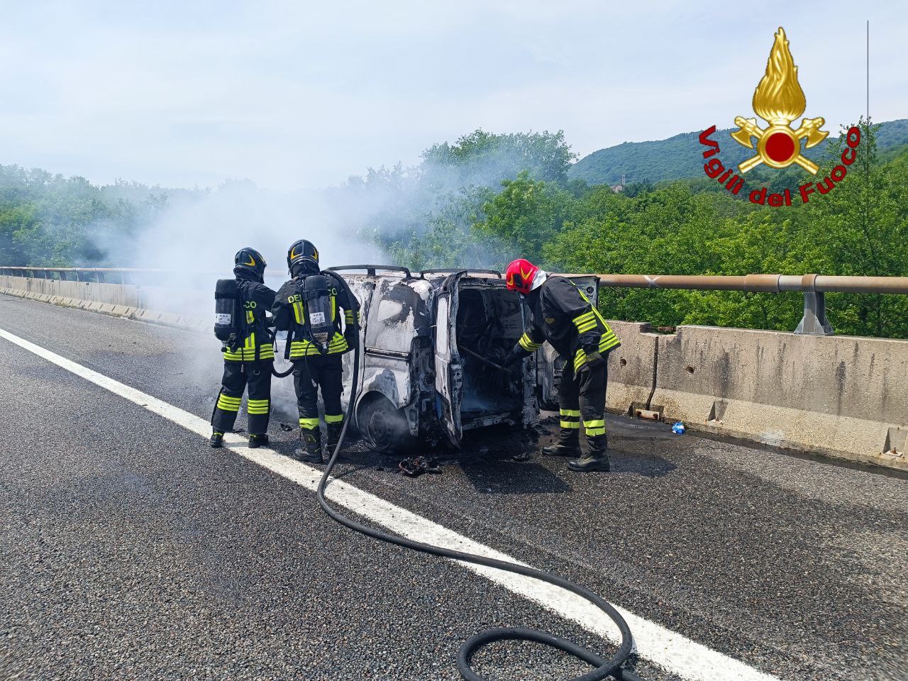 MEINA – Auto in fiamme sulla A26