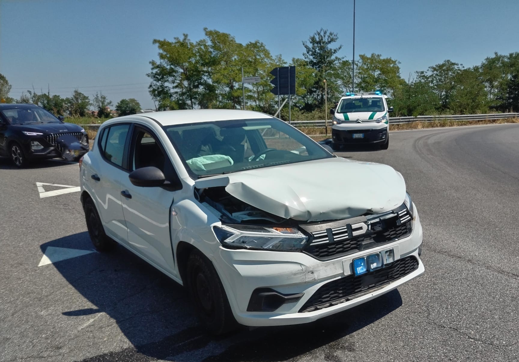 VERCELLI VIA MANZONE – Collisione tra due suv alla rotonda –