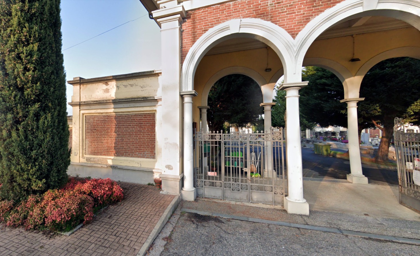 VERCELLI CAPPUCCINI – In visita al Cimitero, una Signora cade e si frattura un braccio: il Comune è assicurato?