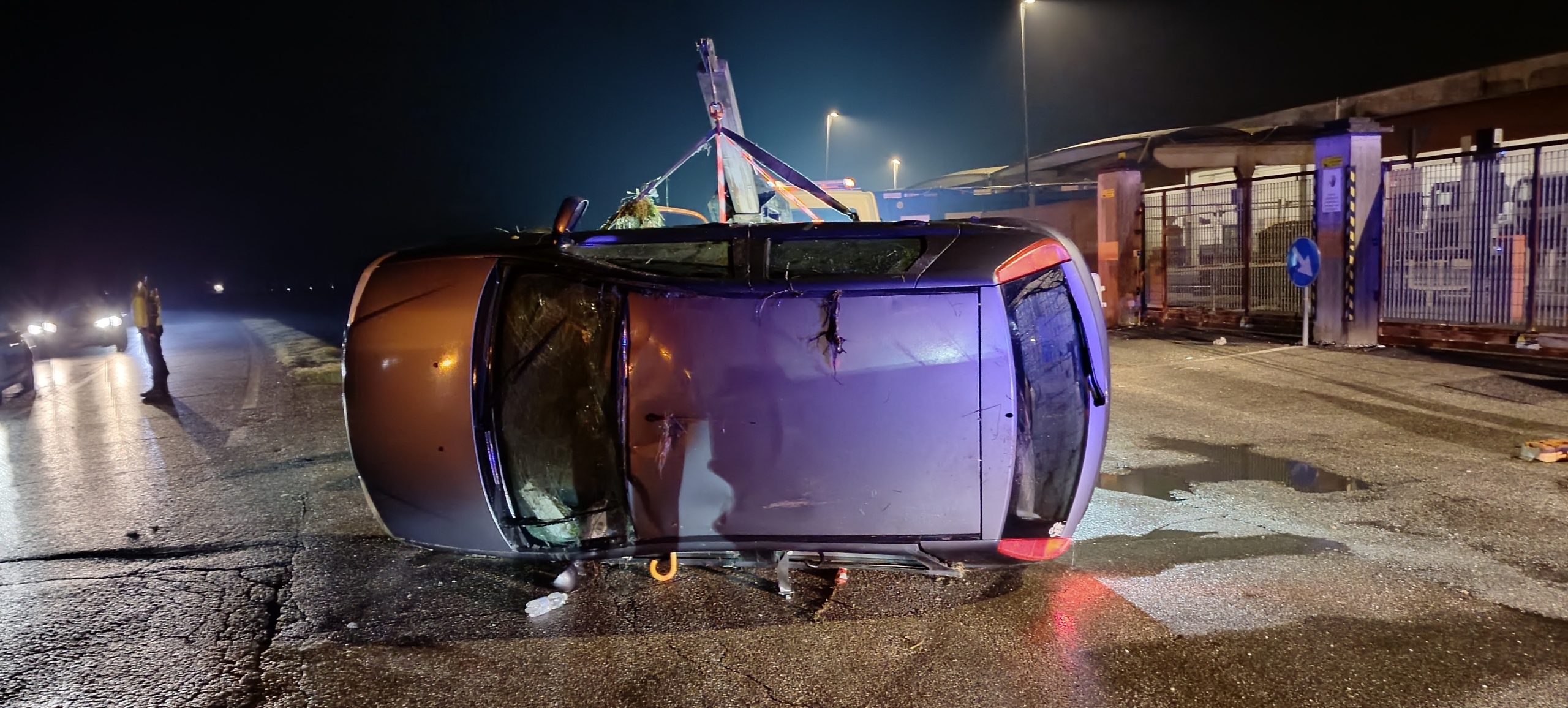 VERCELLI VIA ASIGLIANO – Auto nel fosso, la conducente ricoverata